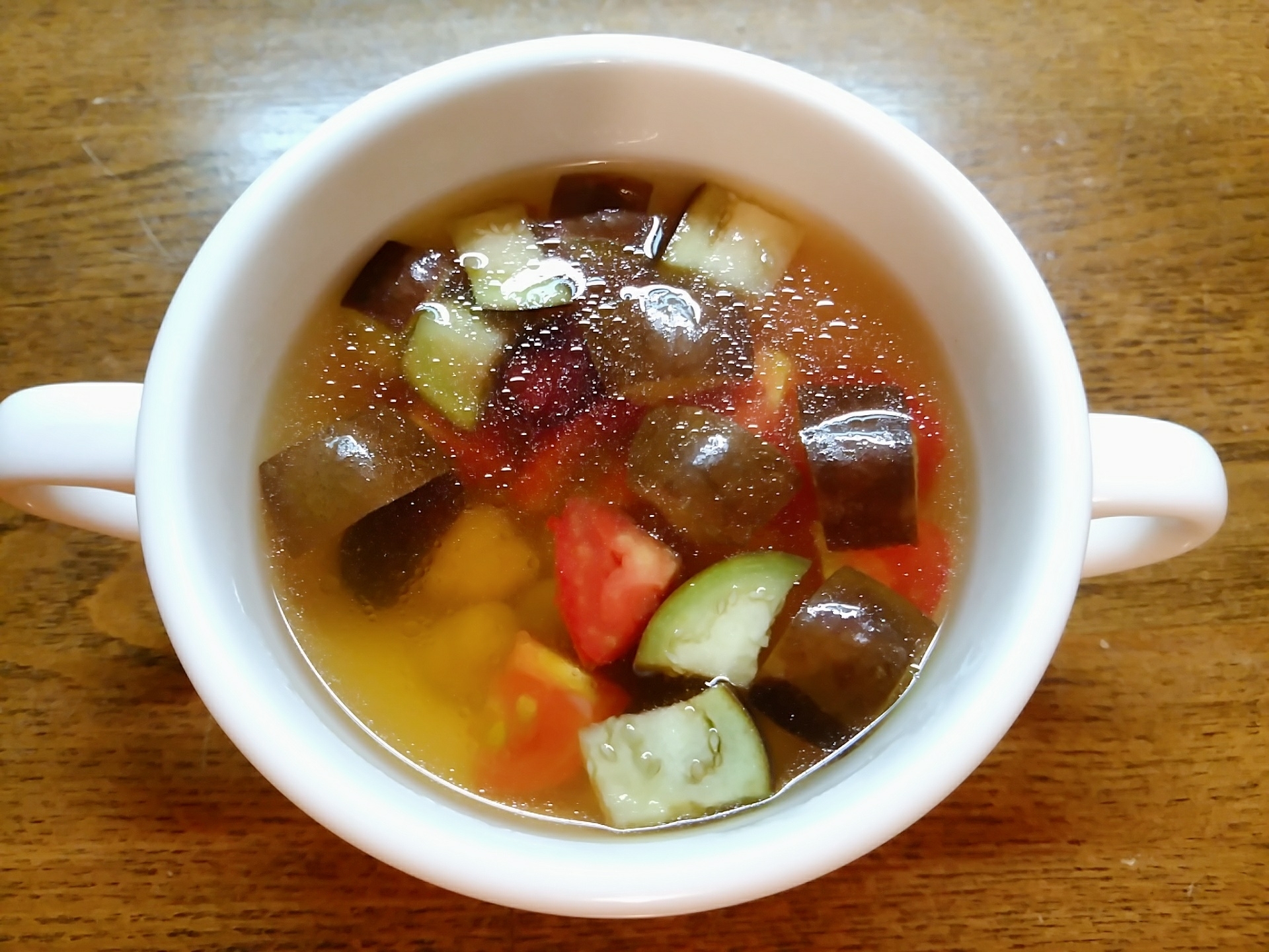 茄子とトマトとミックスビーンズのコンソメスープ