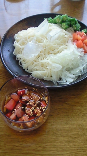 トマト＆オニオン入りつゆで食べる素麺