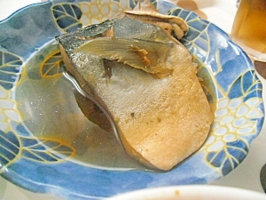 皿に盛られた、はまちの煮魚