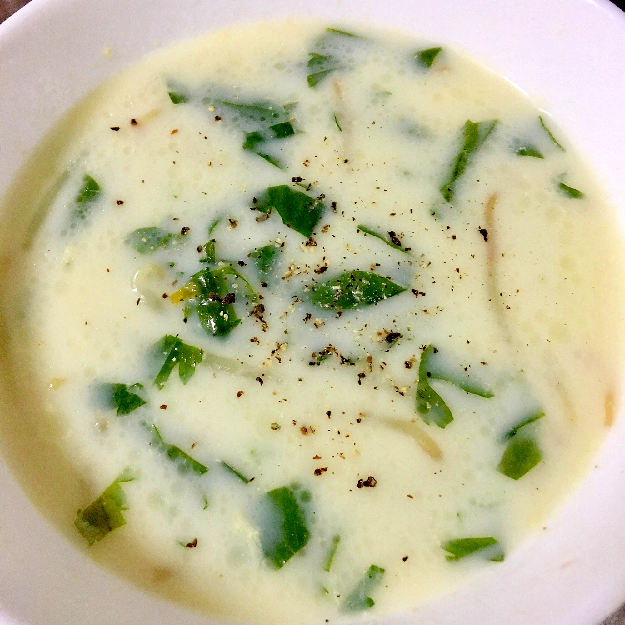 業務スーパー野菜ブイヨン　セロリ葉消費スープ