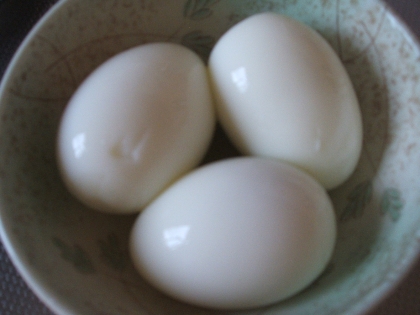 賞味期限切れまじかの卵救出～。今日は３個です。娘が「剝く～♪」と嬉しそうに剝いてくれました。