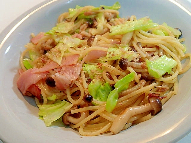 麺つゆで　ベ一コンとキャベツとしめじの和風パスタ