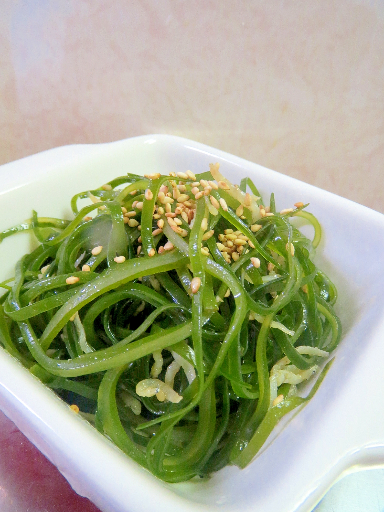 美容に♪めんつゆで簡単！すき昆布としらすの炒め物