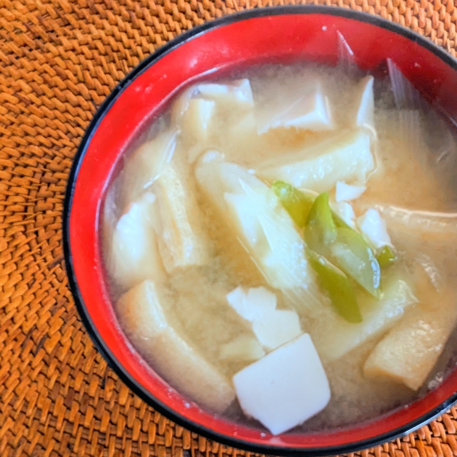 豆富と油揚げの味噌汁