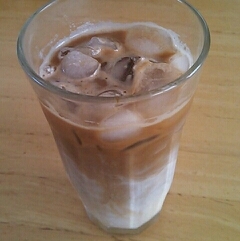 冬でもアイスコーヒーを好んで飲んでいます。二層になっているとおしゃれでいいですね(^^)