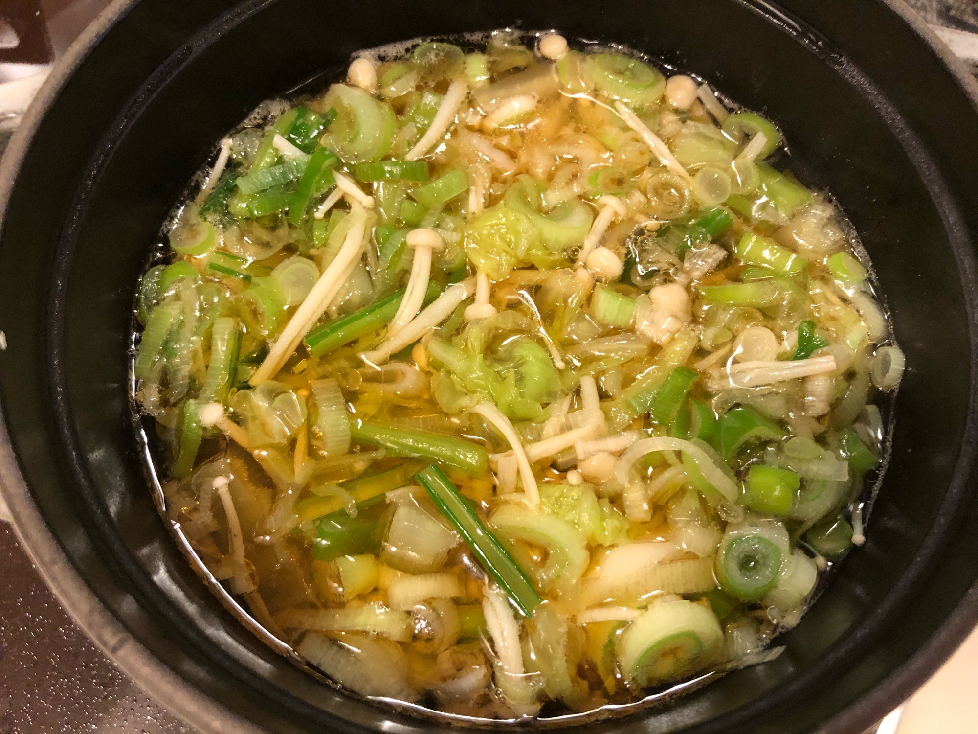 野菜たっぷり♫ごま油香る白菜とネギのポカポカスープ