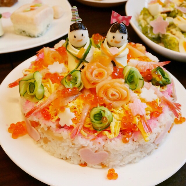 白色の丸皿に盛られたひな祭りちらし寿司ケーキ