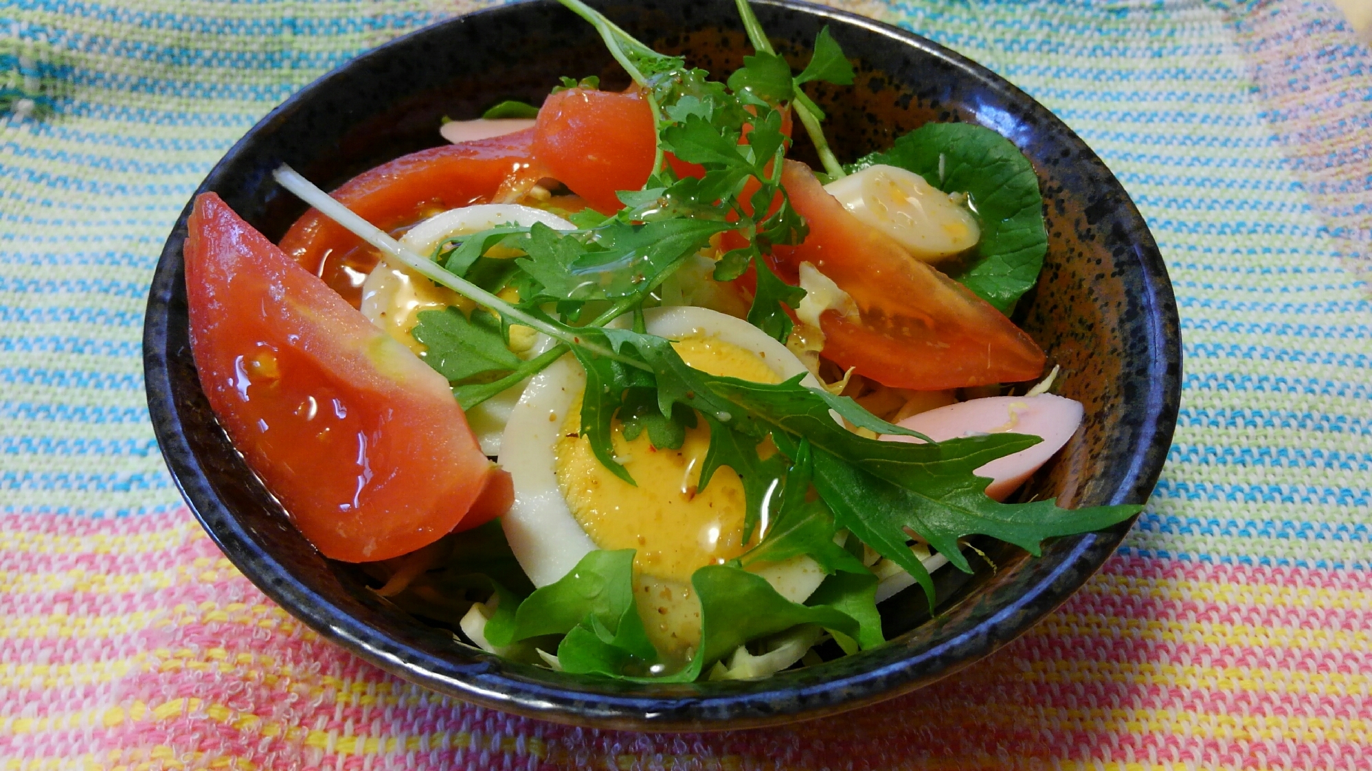 朝採りサラダミックスでゆで卵とトマトのサラダ(^o