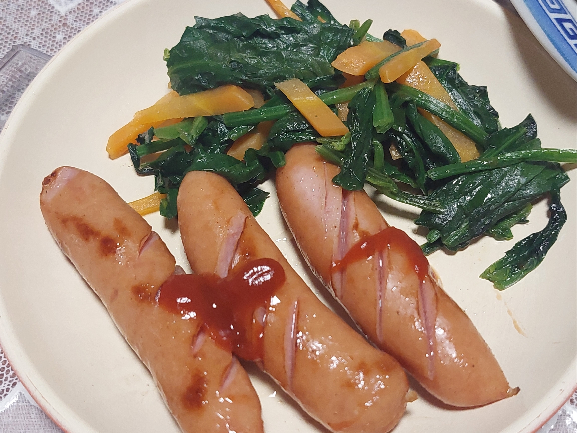 ウインナーとほうれん草とにんじんのガーリックソテー
