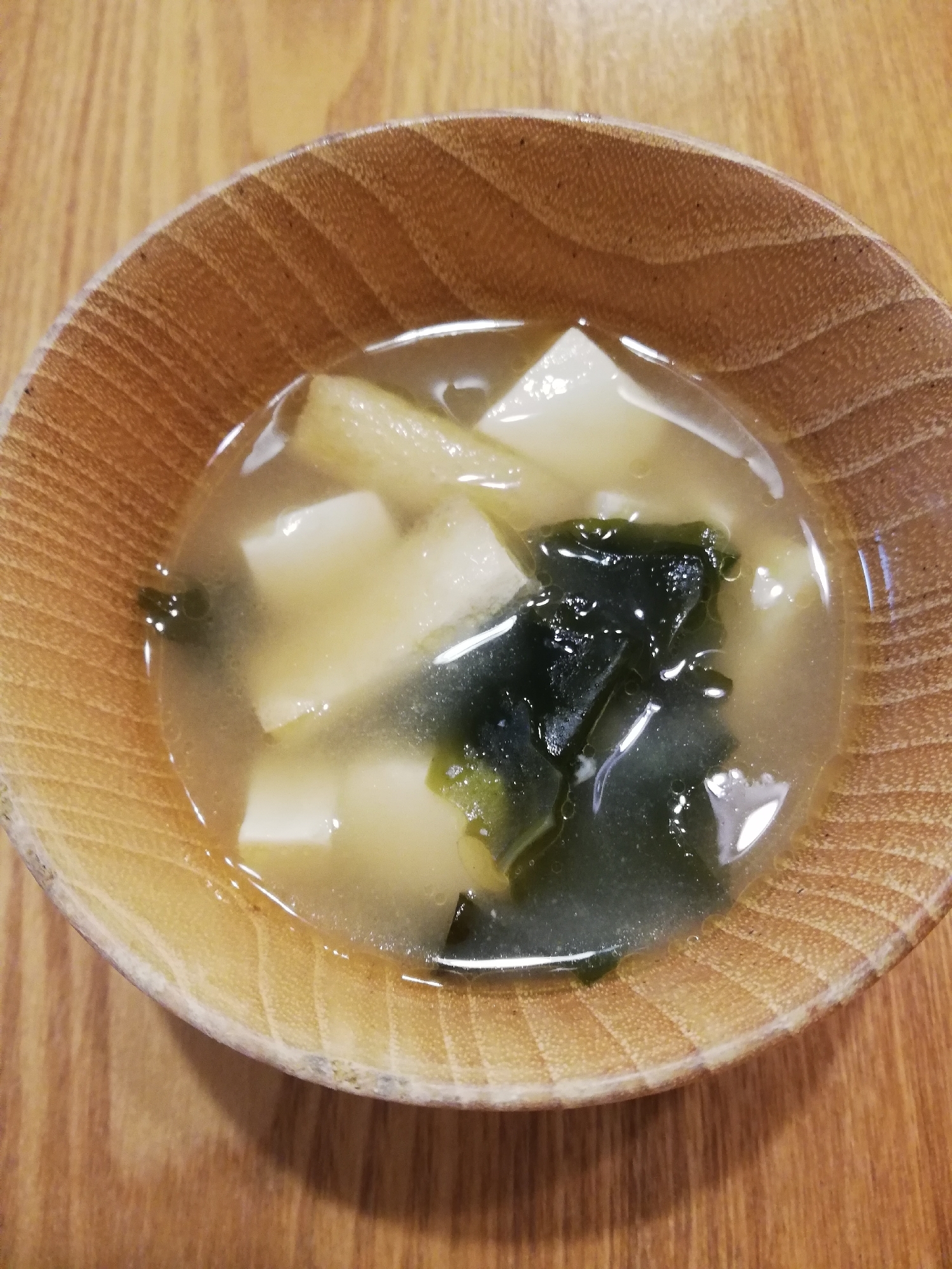 豆腐とわかめと油揚げの味噌汁