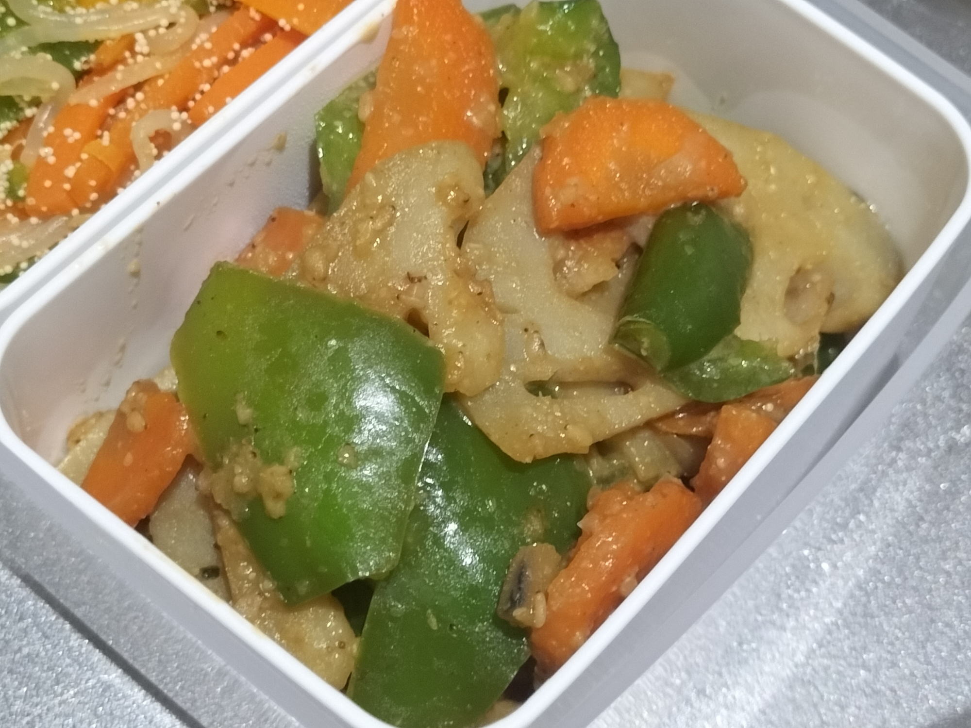 簡単作り置き♪蓮根ピーマン人参の甘めのごま味噌炒め