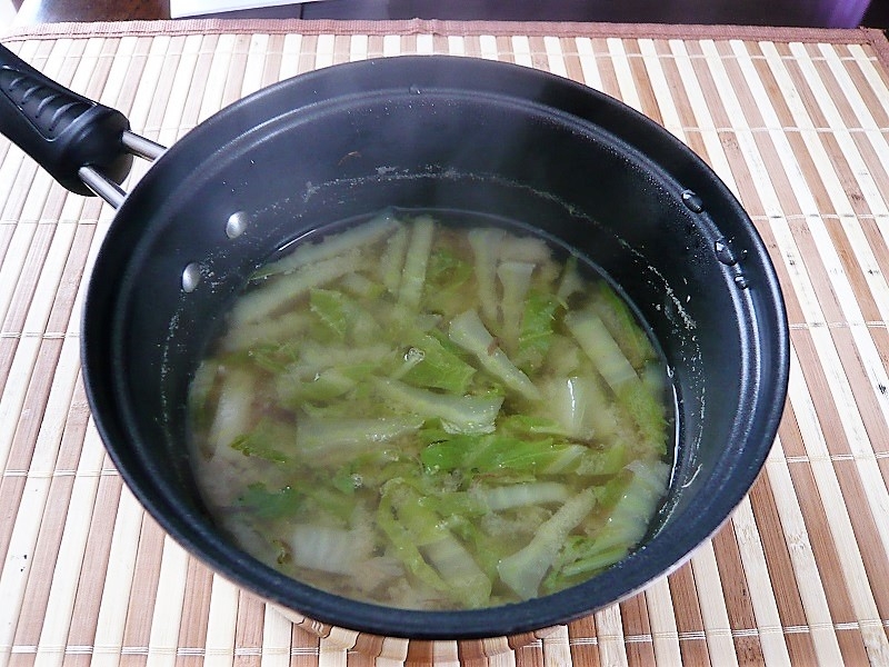 白菜と鰹節の味噌汁