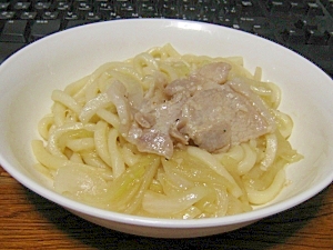 タマネギと豚肉で焼きうどん