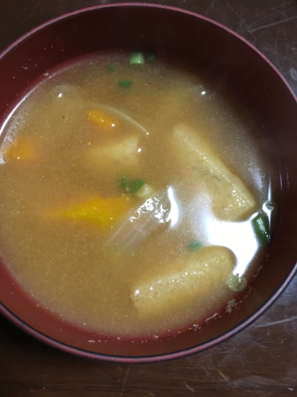 油揚げとかぼちゃと玉ねぎのお味噌汁