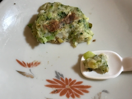 もうすぐ11ヶ月になる息子に、お好み焼きを初めてあげました！
以前から固形の食べ物はあまり食べてからくれませんでしたが、これは何とか少し食べてくれました♫