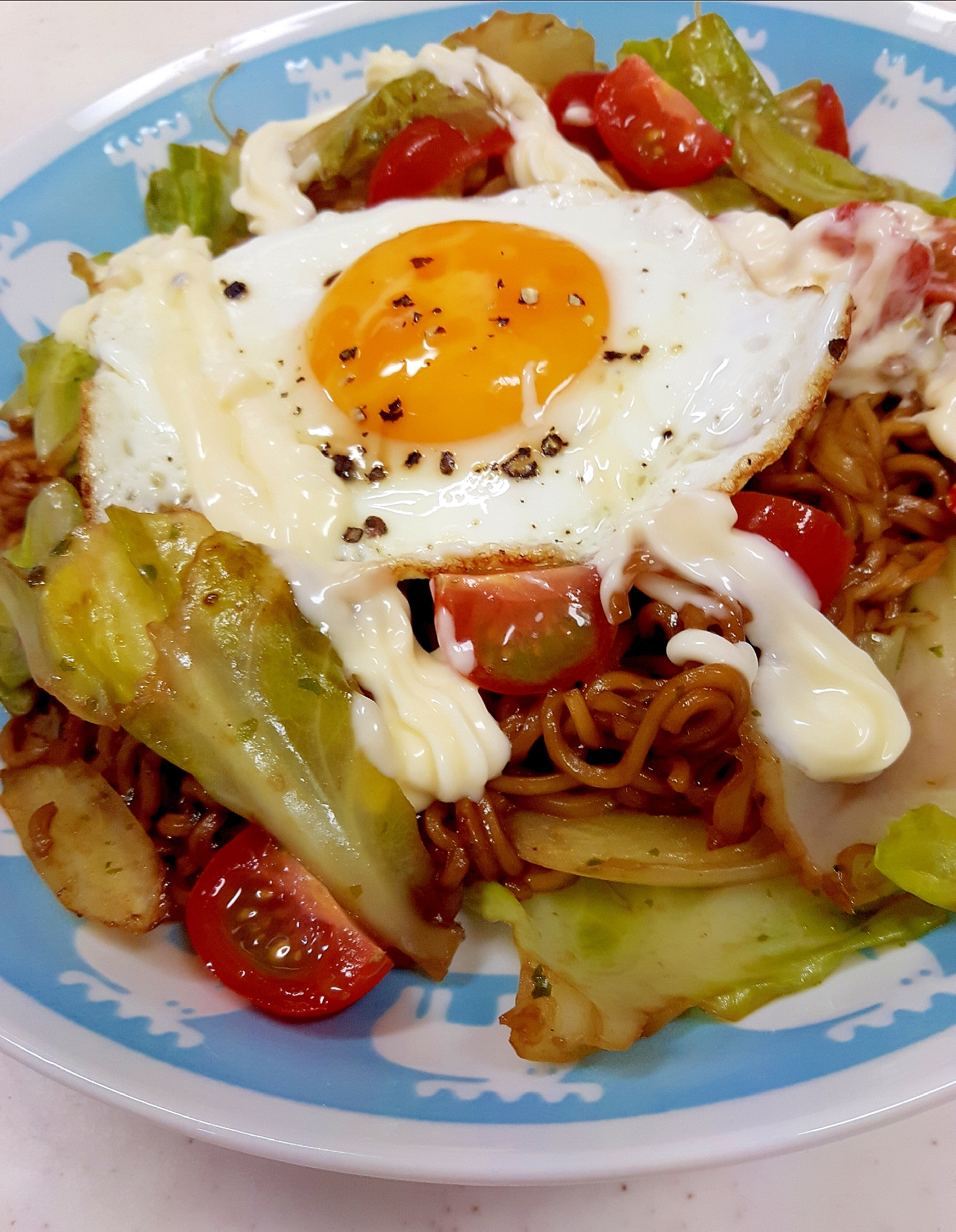 ソース焼きそばの袋麺アレンジ！プチトマ＋キャベツ♪