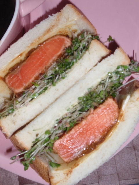 鮭たたき柚子味噌ソースとチーズのサンドウィッチ