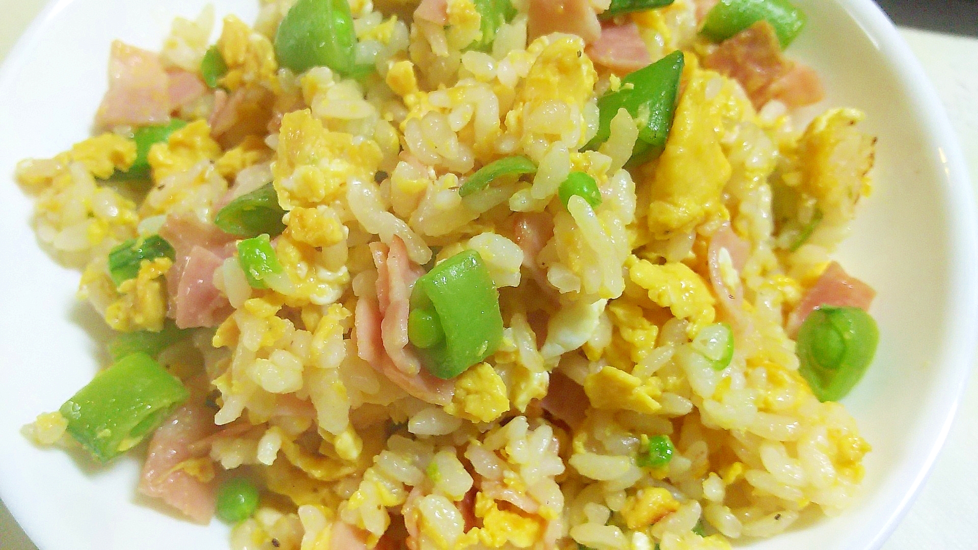 彩りと食感がいいね!スナップえんどう入り炒飯