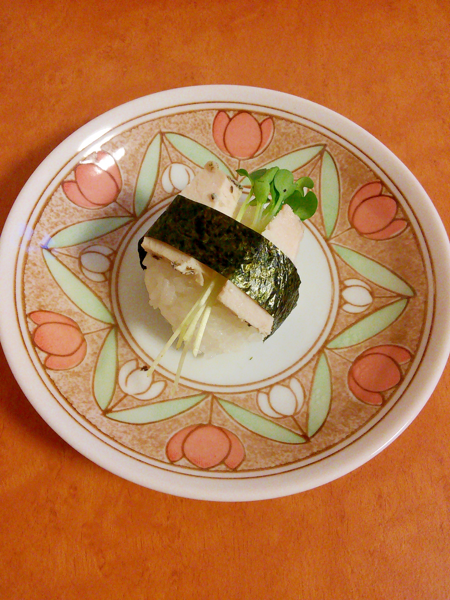 簡単★蒸し鶏とかいわれのマヨネーズ海苔巻きおにぎり