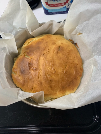 森永のもちもちホットケーキミックスを使ったのでもちもちなパンになりました！
材料少なく簡単に作れてよかったです(^^)