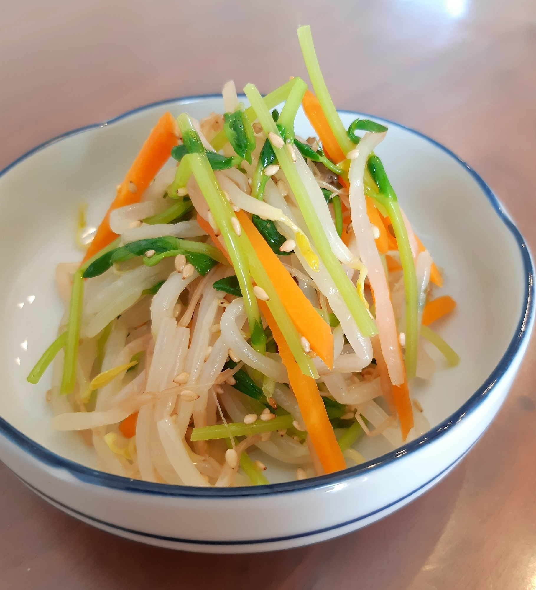 ごま油と塩だけで簡単！もやし豆苗人参の節約ナムル