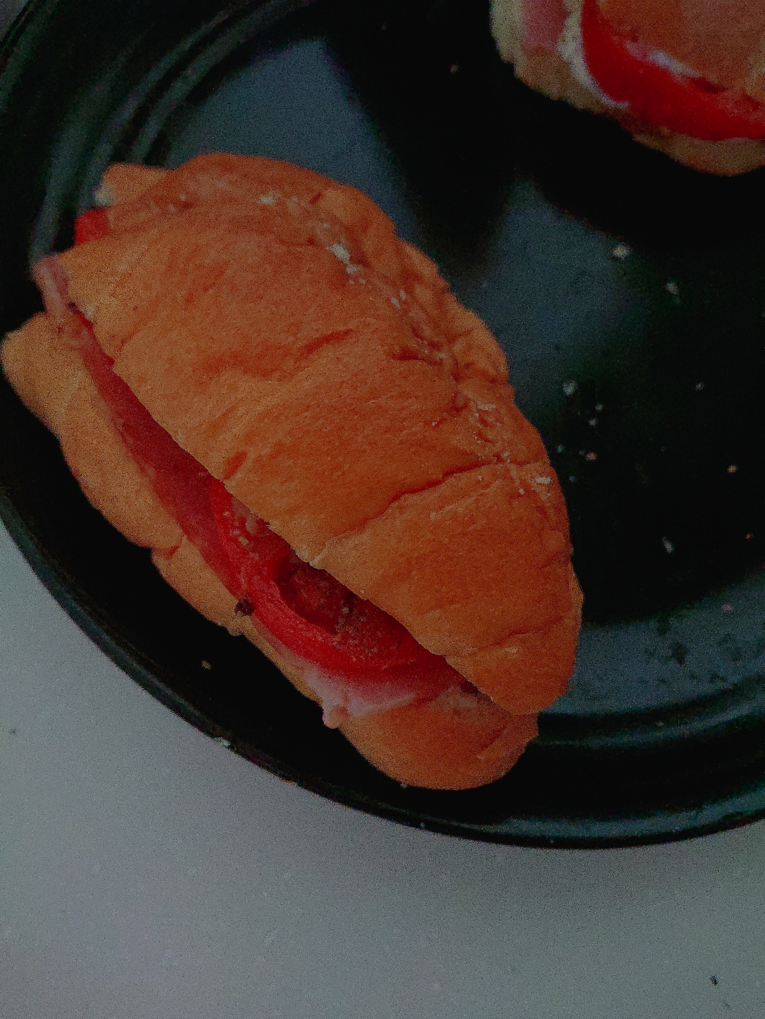 トマトとベーコンのサンドイッチ