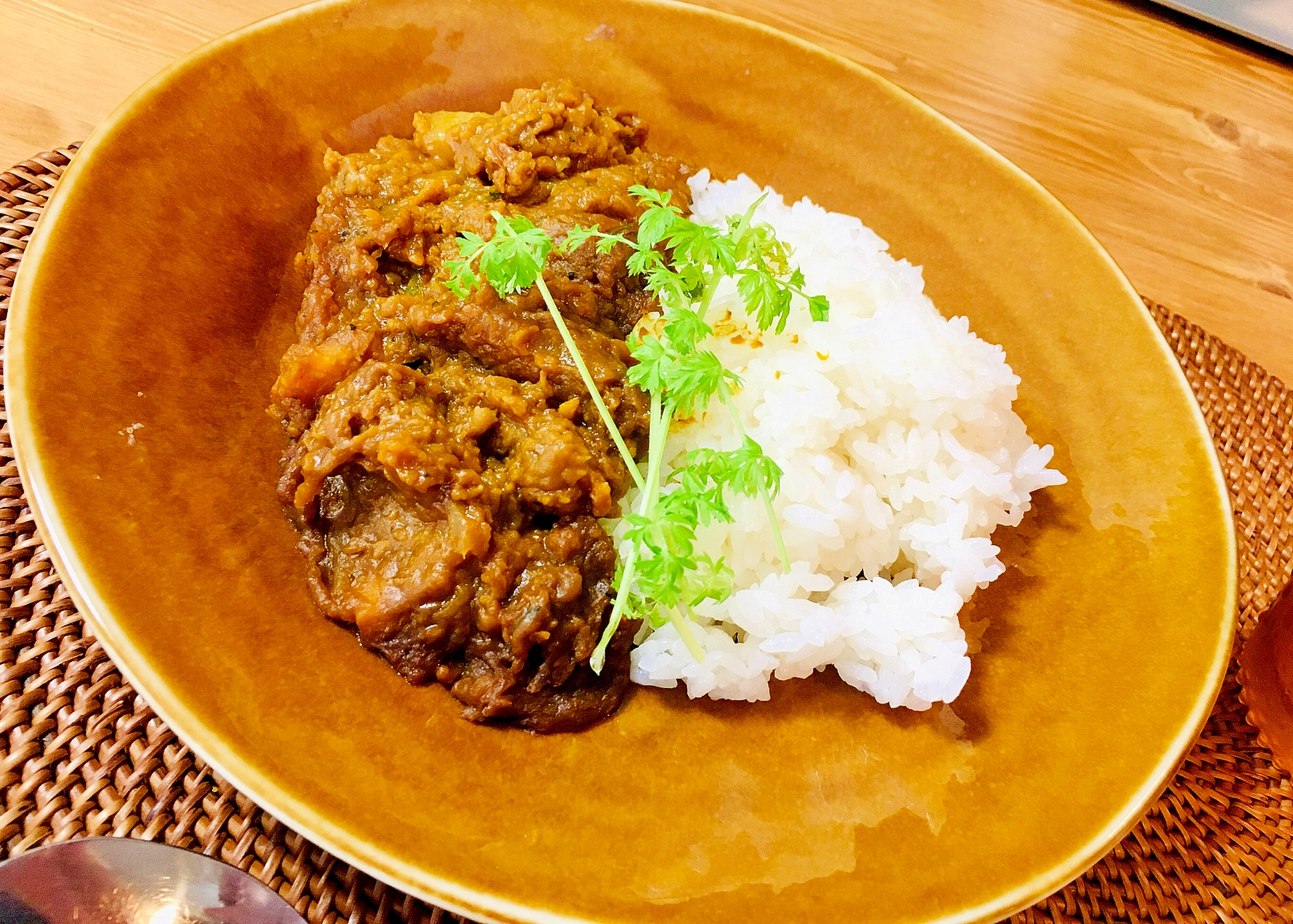 茶色い皿に入ったかぼちゃのドライカレー