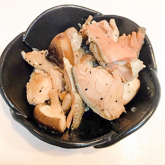 コスパ良し☆鮭のアラと椎茸の炒め物