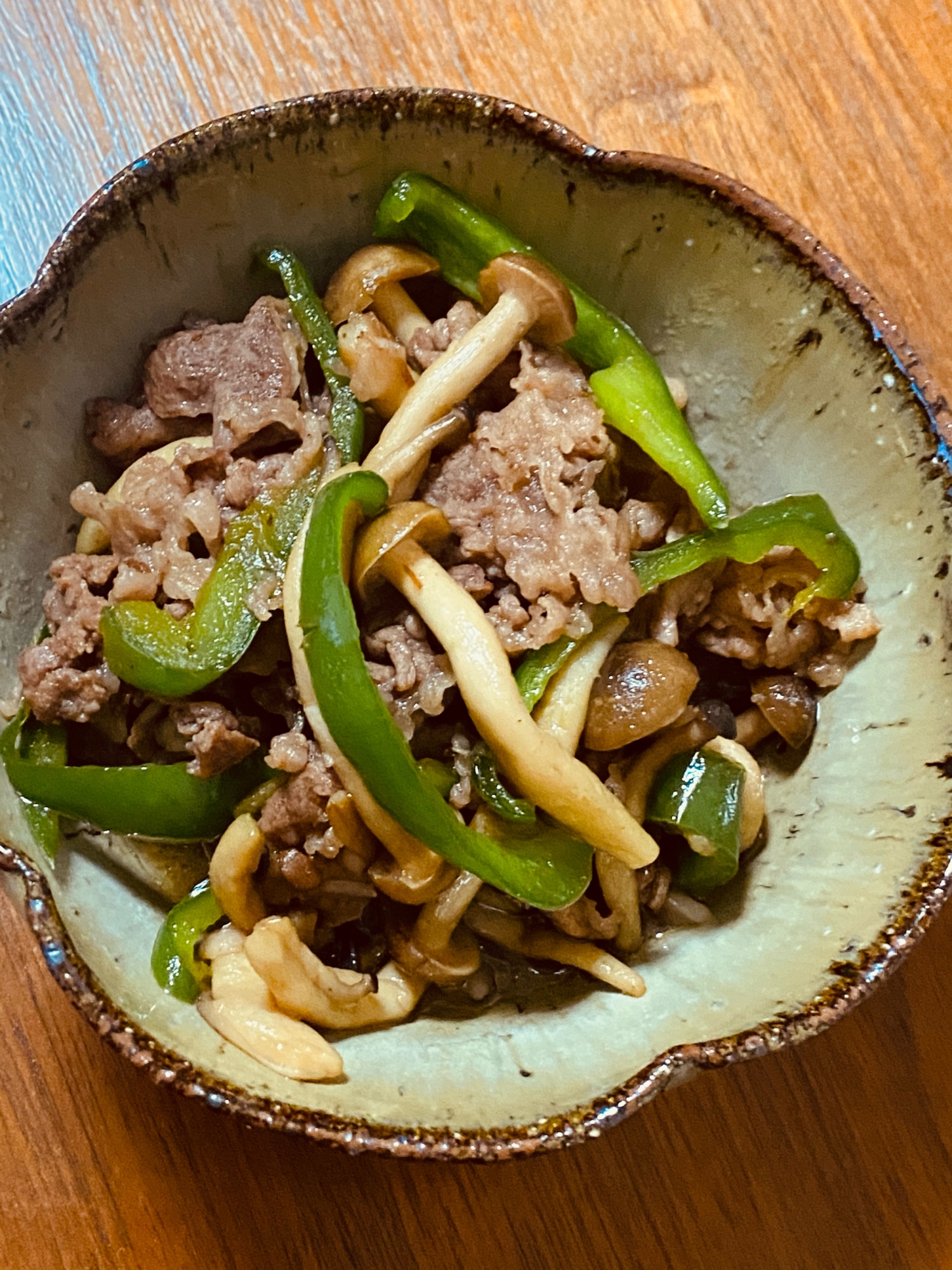 ピーマンとしめじと牛肉の炒め物