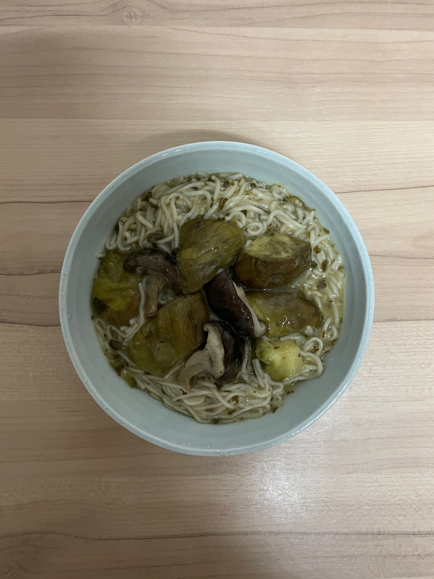 天狗なすと椎茸の茶葉煮麺