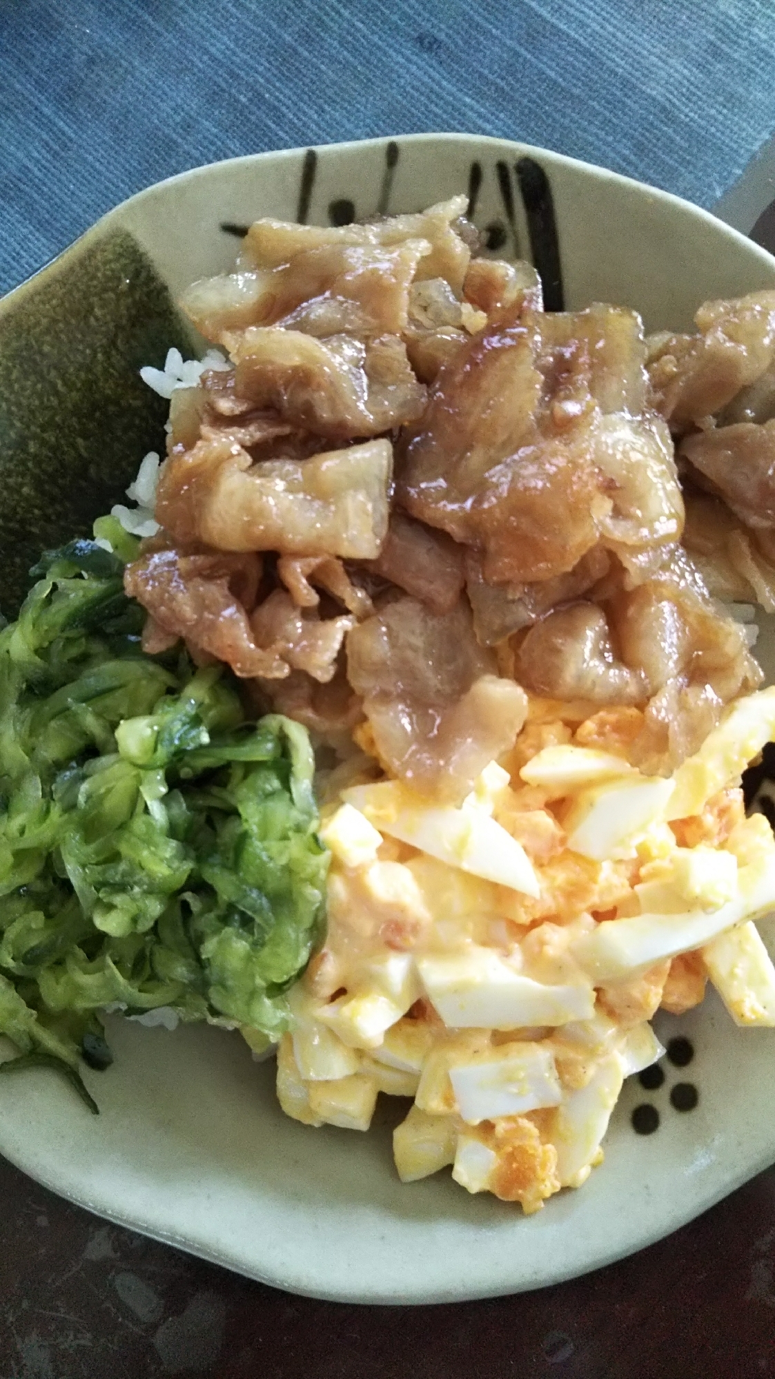 豚バラ肉ときゅうりの三色丼