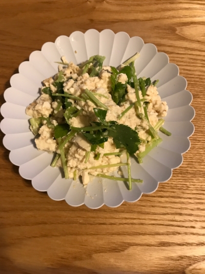 豆腐とみつばでつくりました。お砂糖少なめでお味噌と練りごまのコクで美味しかったです。