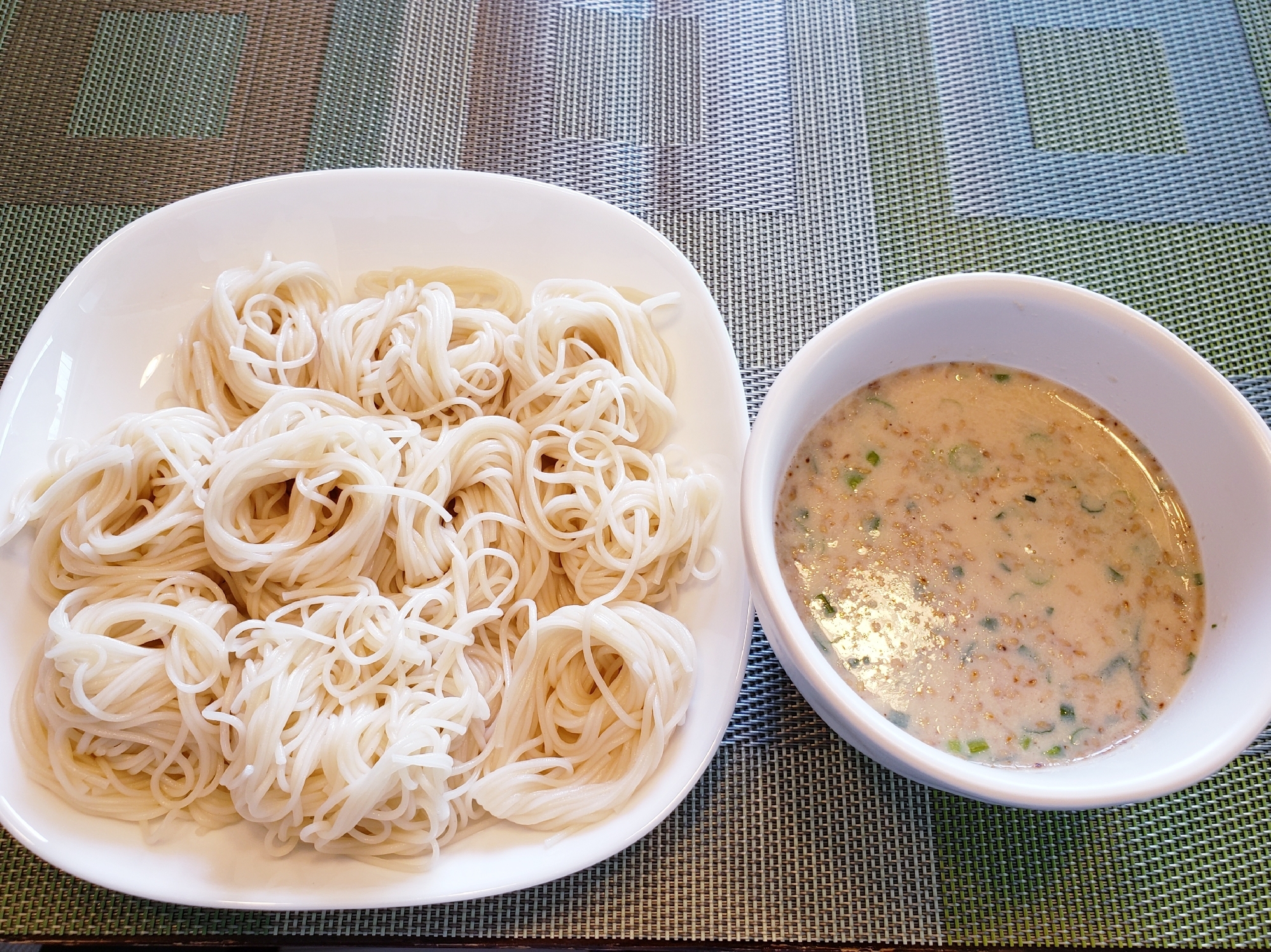 豆乳ごまねぎ の つけだれ で 満足そうめん