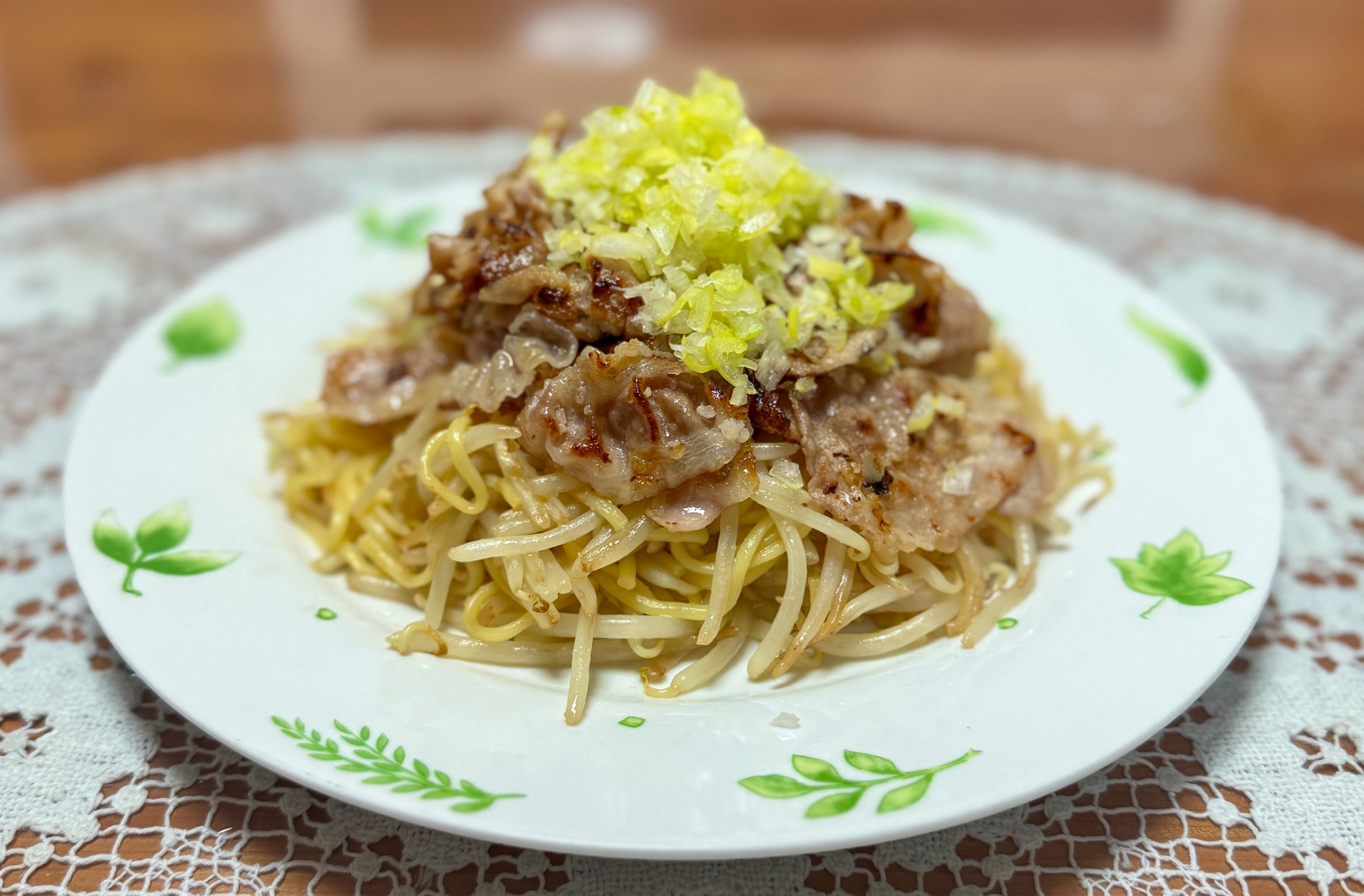 塩麹に漬けた豚肉ともやしと焼きそば麺の☆炒めもの