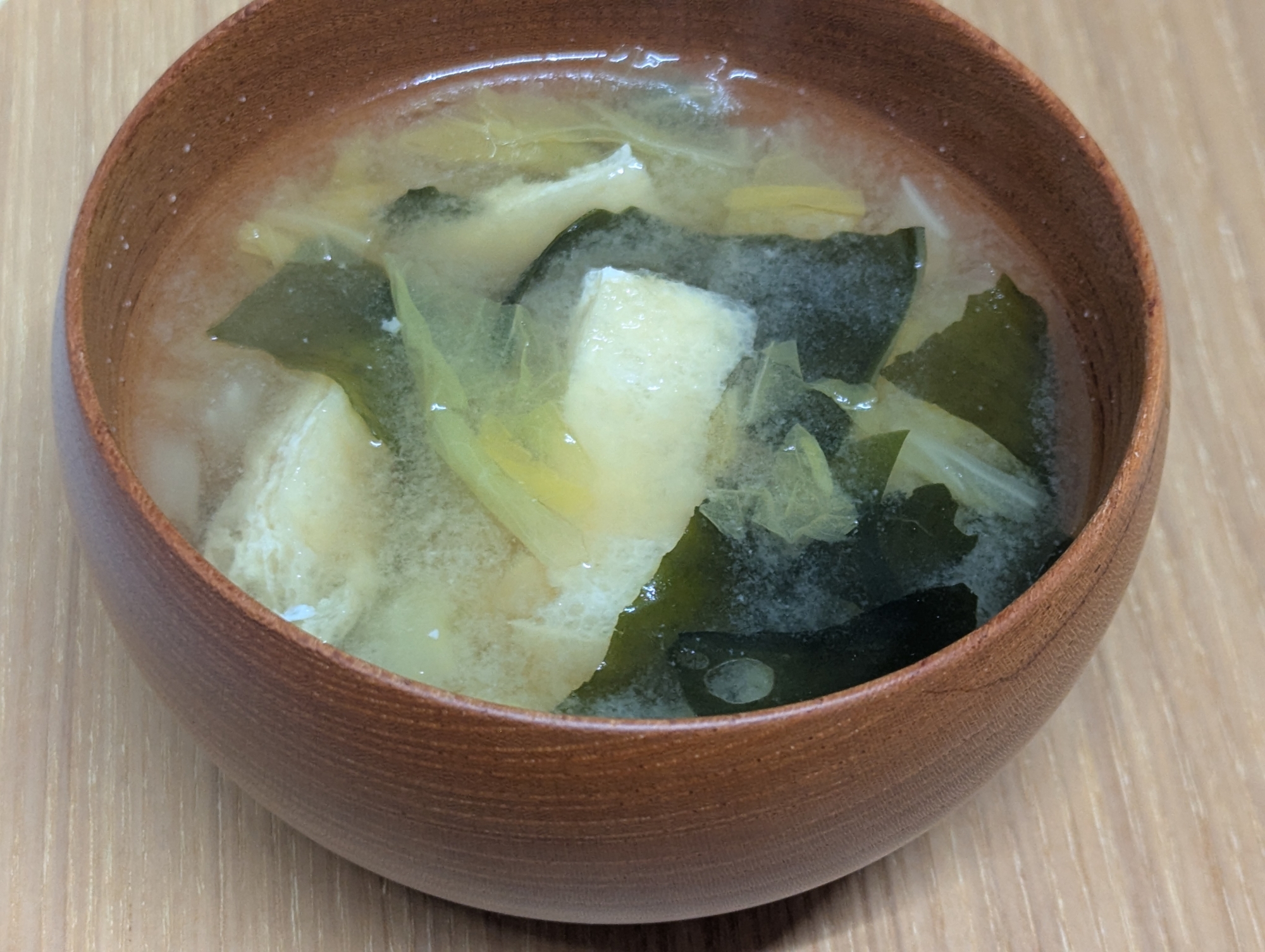 白菜、わかめ、油揚げ、のお味噌汁