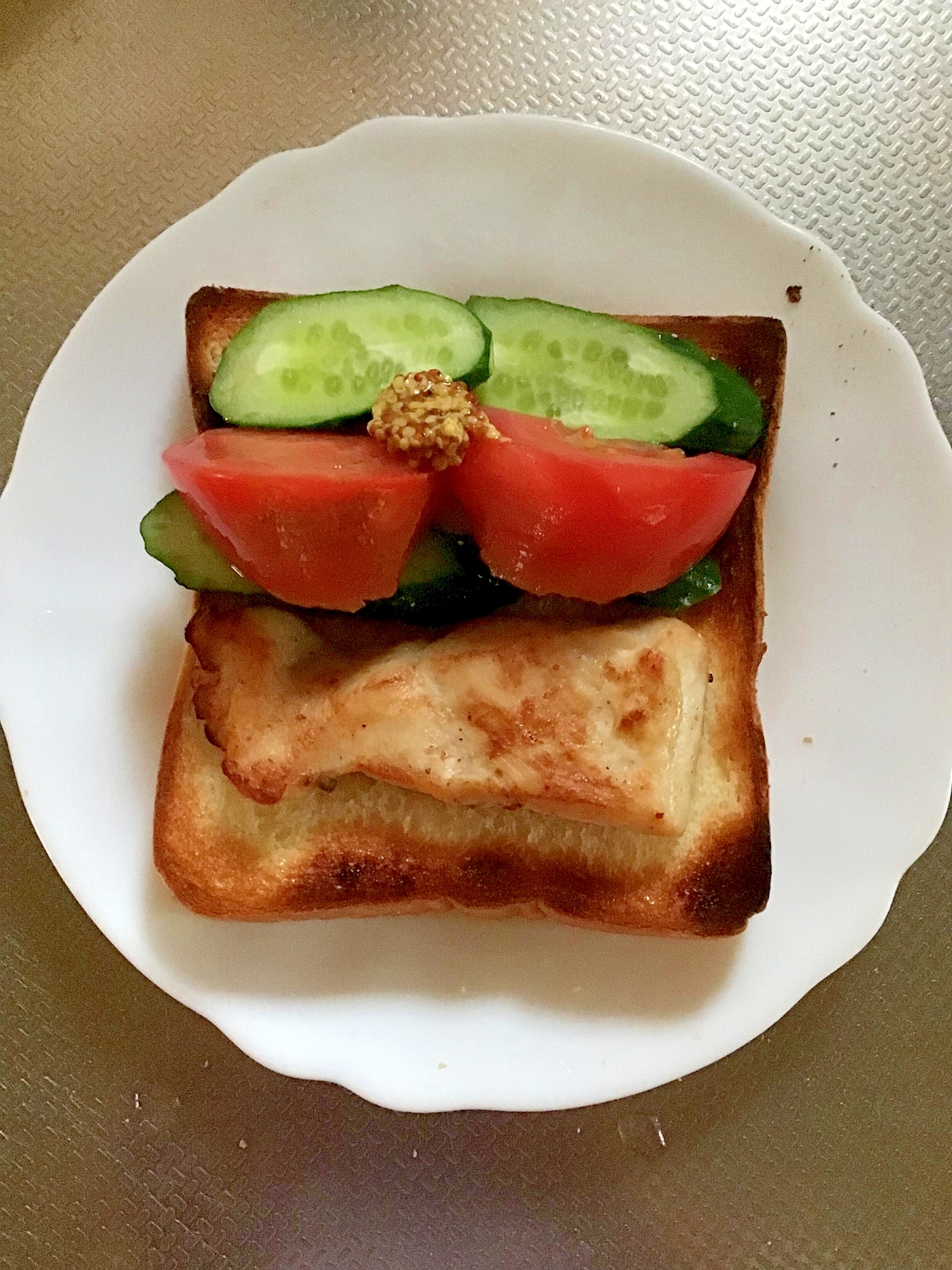 炙りサラダチキンの野菜サンド。