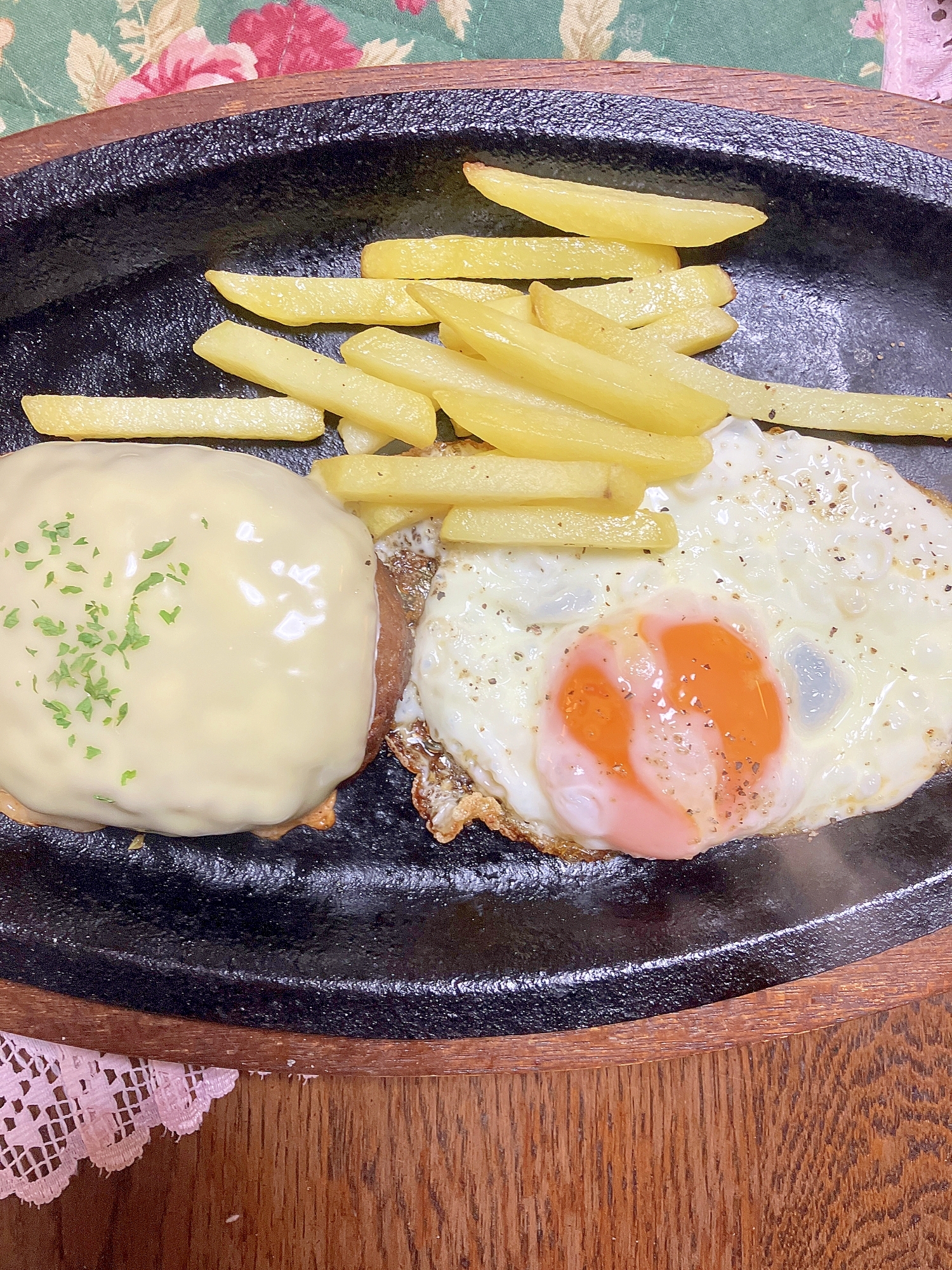 目玉焼きチーズハンバーグ