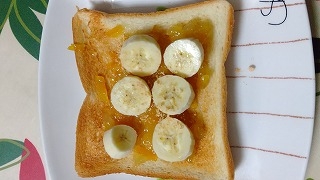 バナナとマーマレードときな粉のトースト