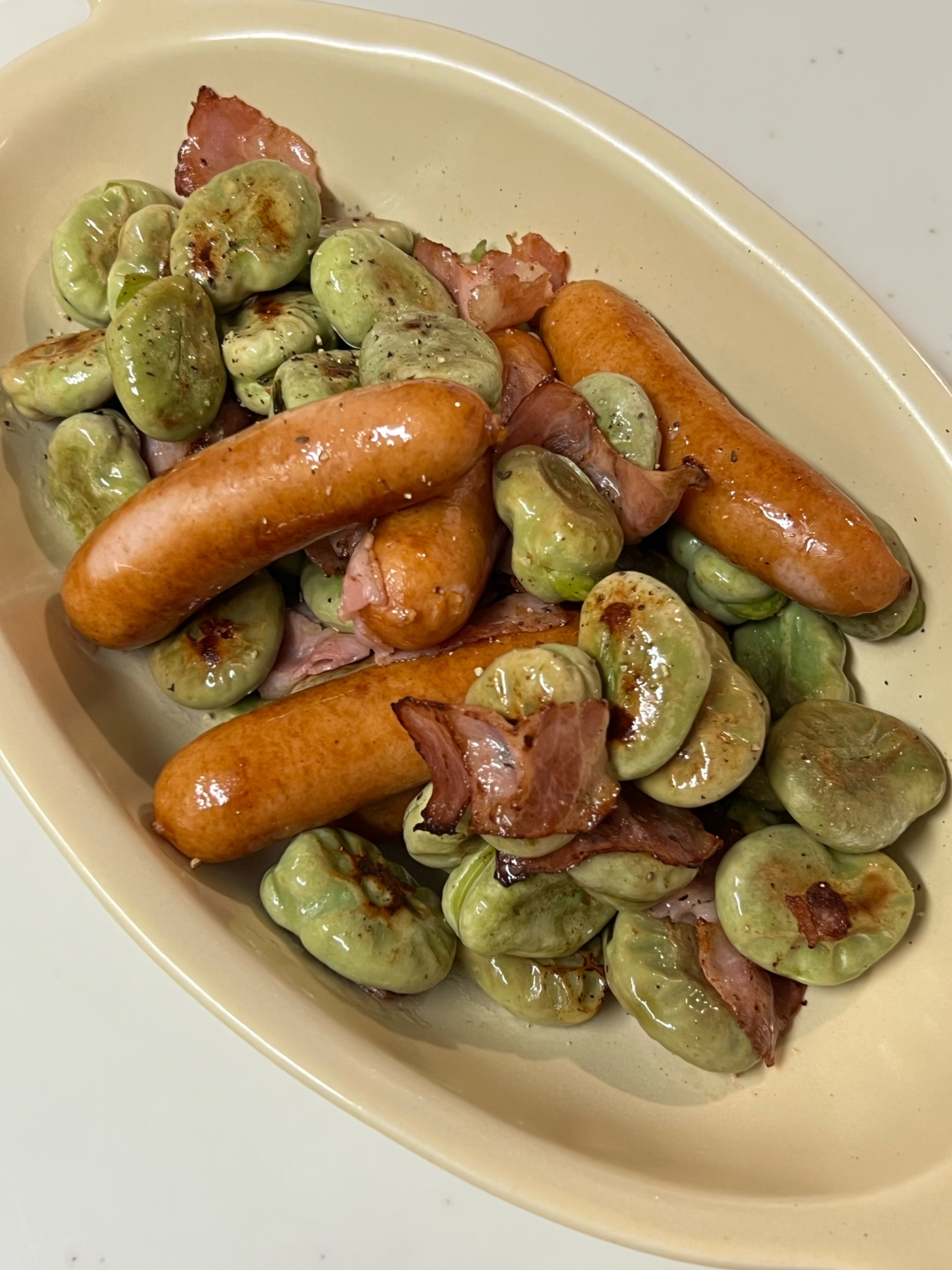 そら豆とベーコンとソーセージの炒め物