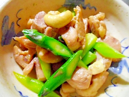 鶏もも肉とアスパラのカシューナッツ炒め