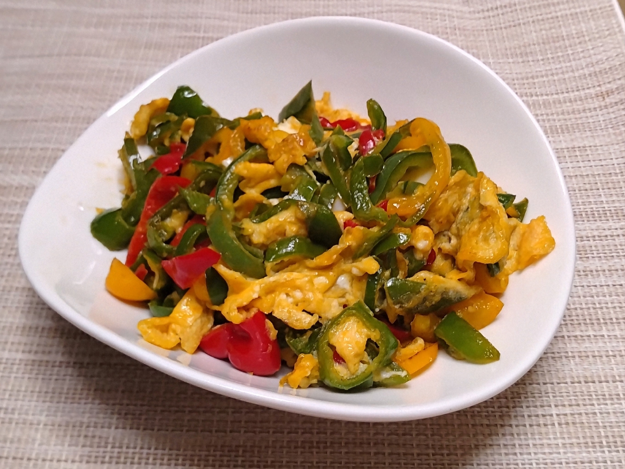 カラフルなピーマンの卵とじ