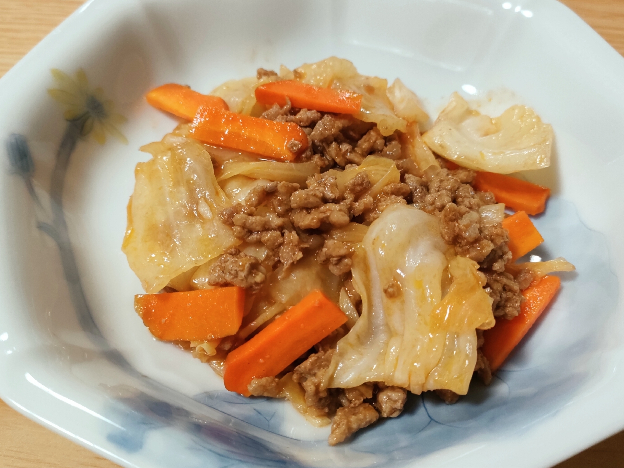 キャベツと人参と豚ひき肉のケチャップソース炒め