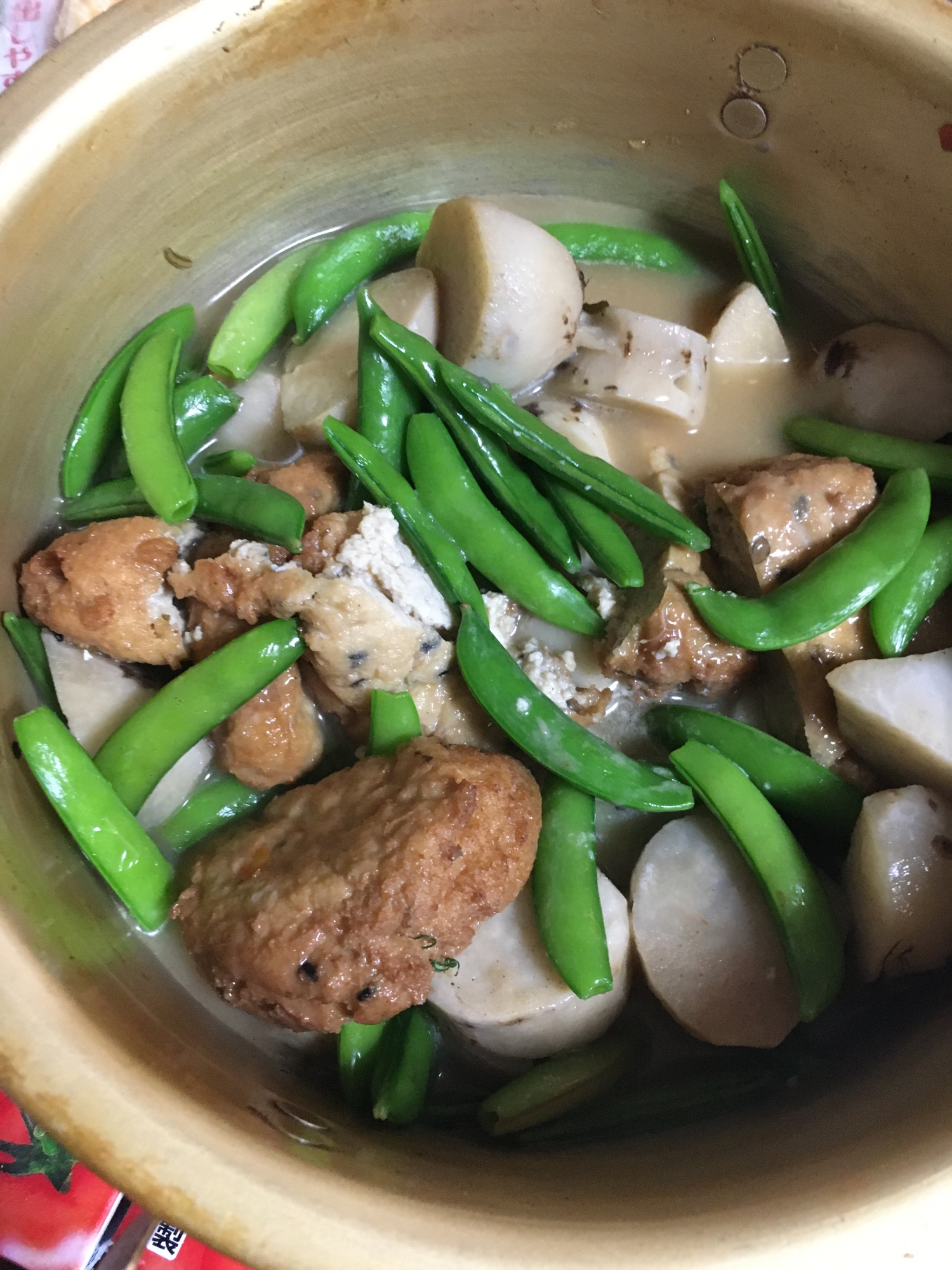 里芋とスナップえんどうとがんもどきの煮物