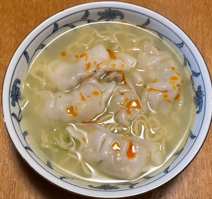 簡単☆ピリ辛い水餃子塩ラーメン