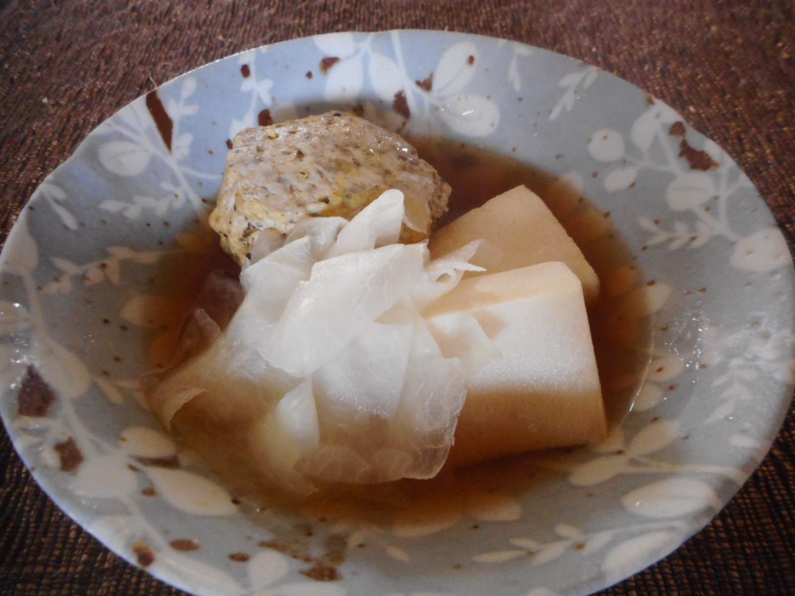 鶏団子と高野豆腐とピーラー大根の煮物