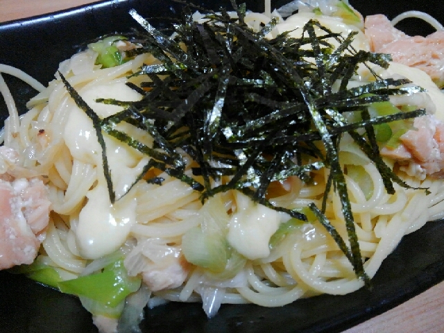 缶詰で簡単♪サーモンと長葱のパスタ