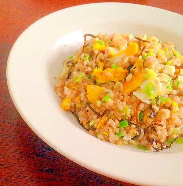 味付けいらず~♫塩昆布と卵のチャーハン