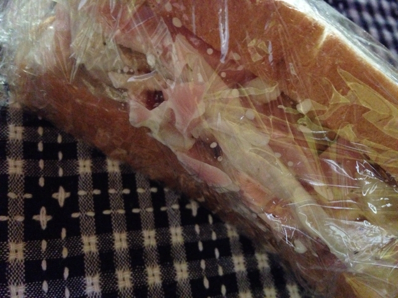 ソーセージサラダサンド。