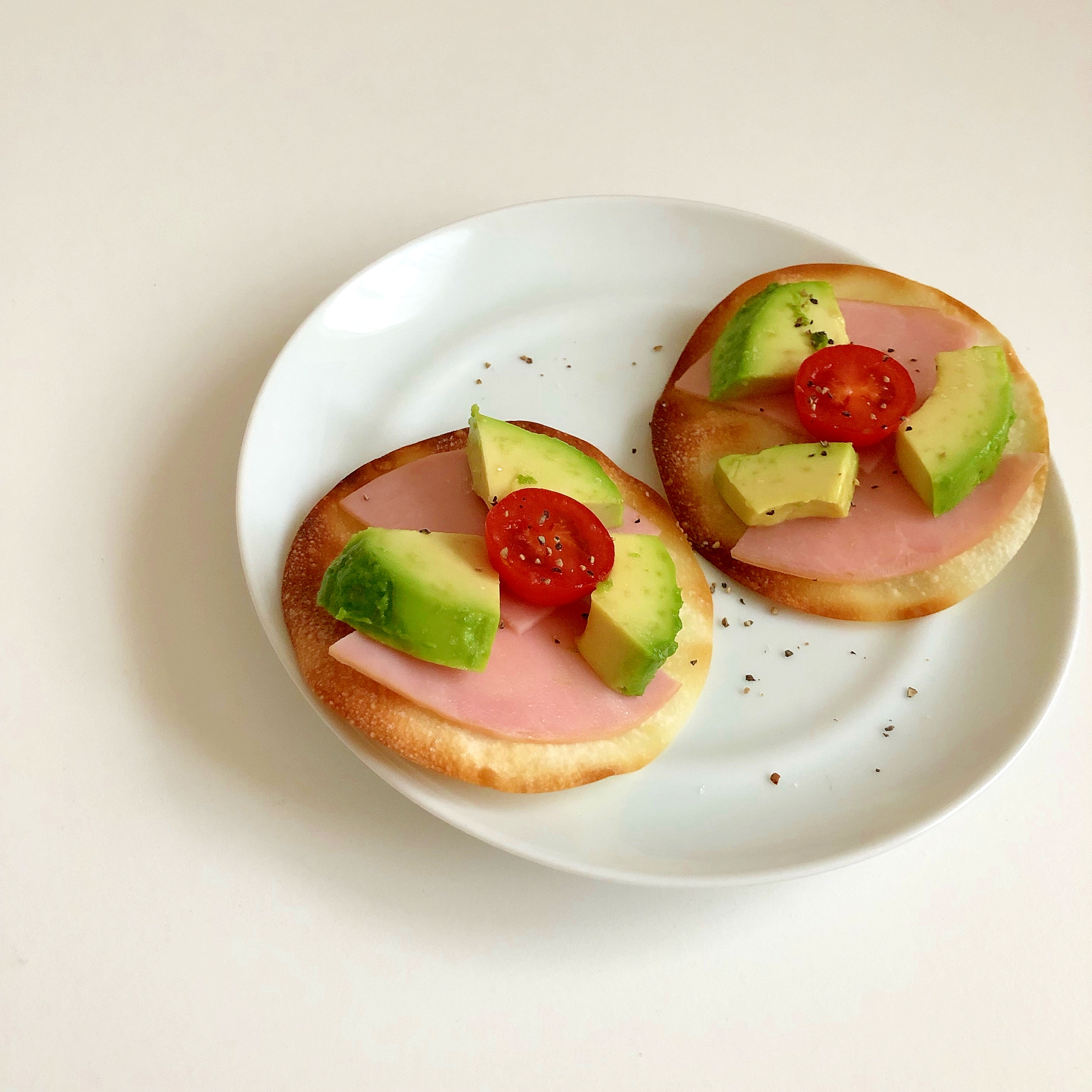 餃子の皮 ハムとアボカドとトマトのせ ♪