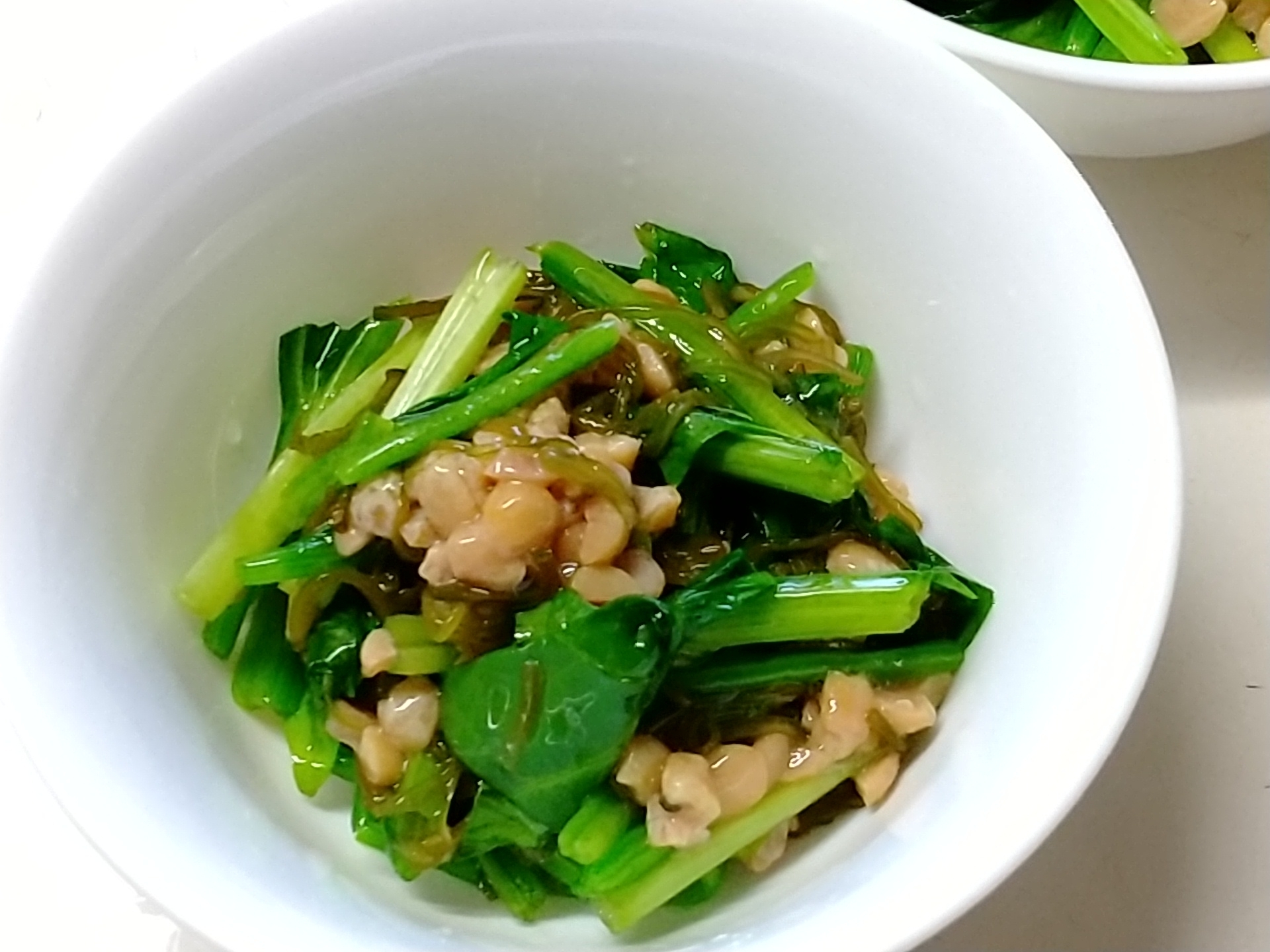 朝食に、ほうれん草.めかぶ.納豆の和え物♪